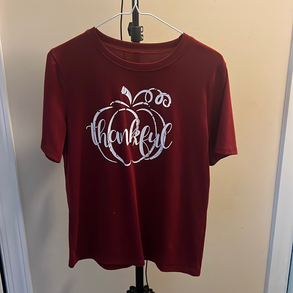 M woman’s ‘Thankful’ shirt